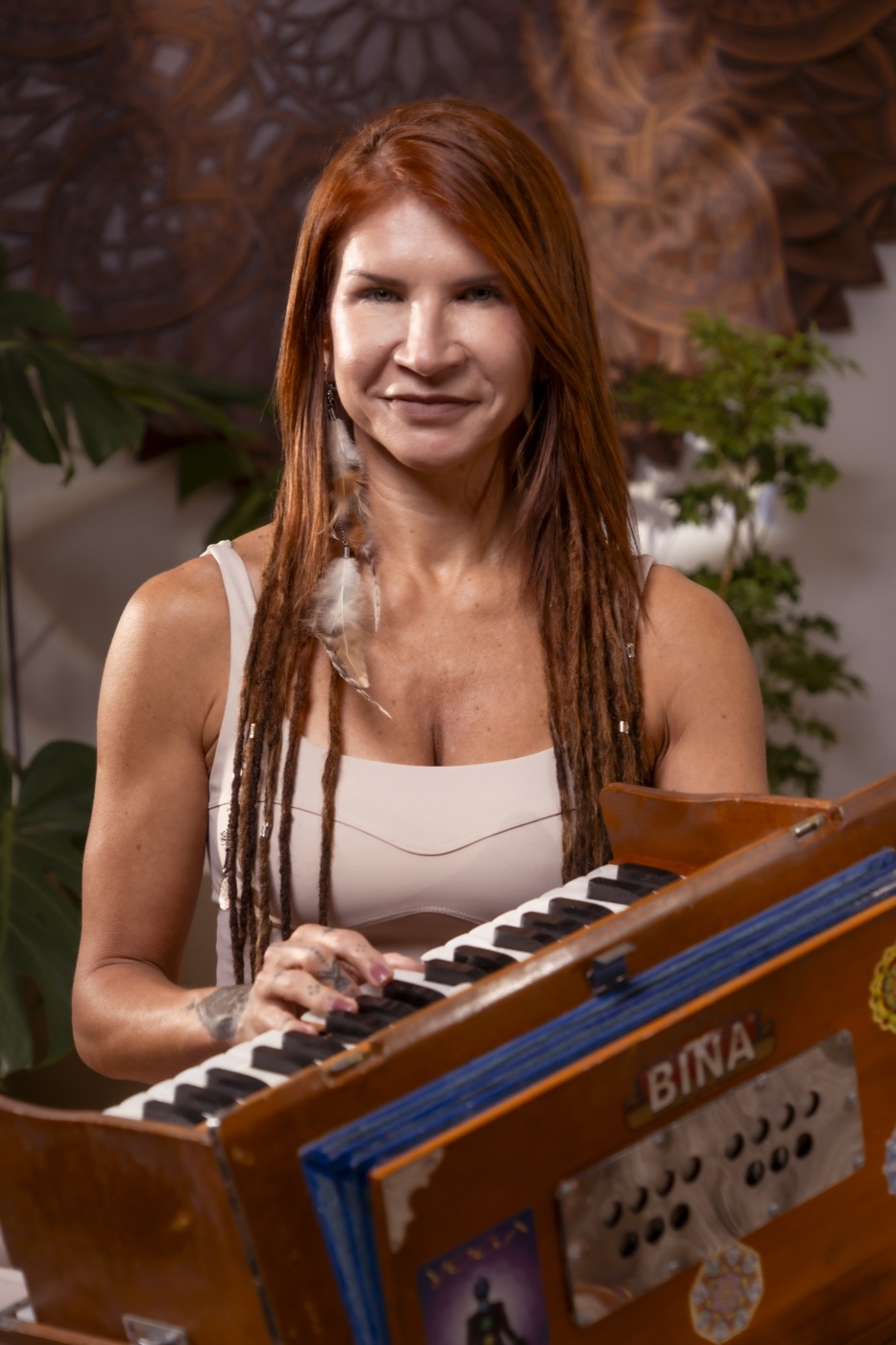 Ana Lugh no estúdio Yoganaya